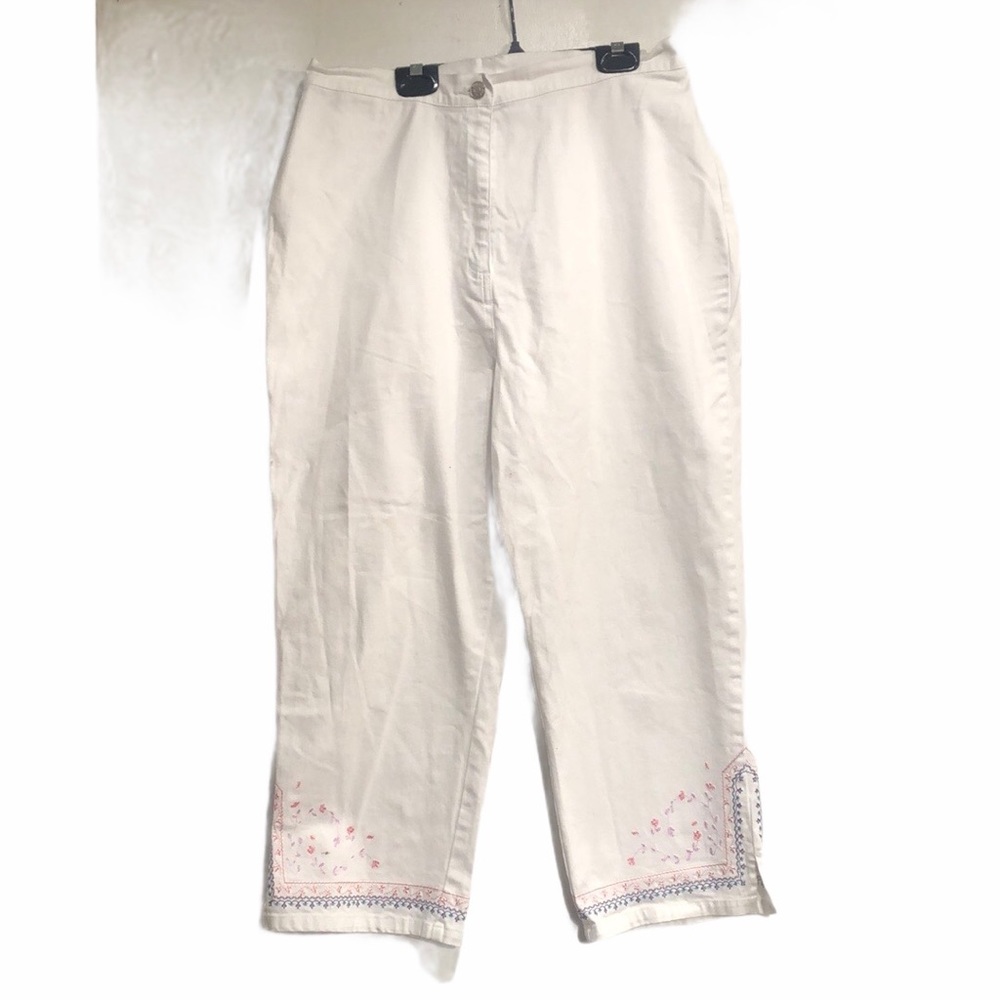 Denim & Co capris in white. With embroidery detail and a cotton blend size large - Picture 5 of 16